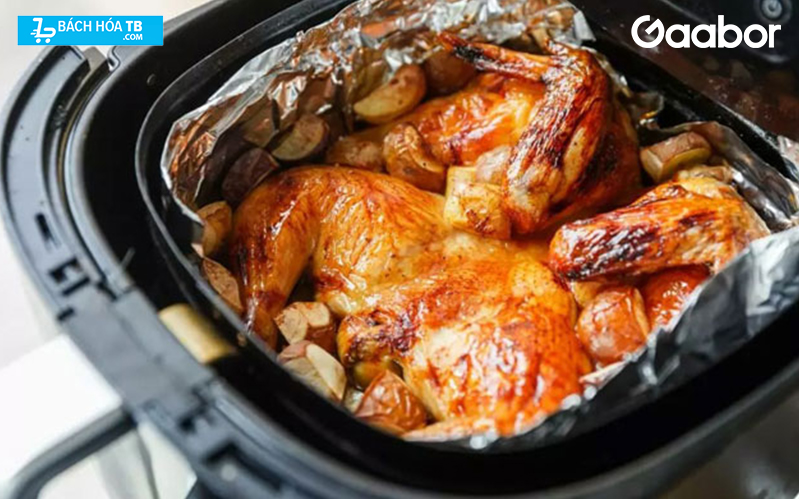 Có nên đặt giấy bạc vào nồi chiên không dầu